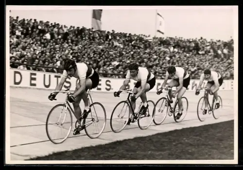 Foto-AK Radsportler bei einem Fahrradrennen im Stadion