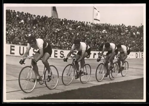 Foto-AK Radsportler bei einem Fahrradrennen im Stadion