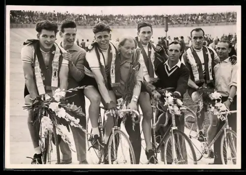Foto-AK Radsportler nach einem Fahrradrennen in Berlin 1958