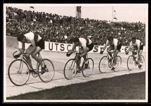 Foto-AK Radsportler bei einem Fahrradrennen im Stadion
