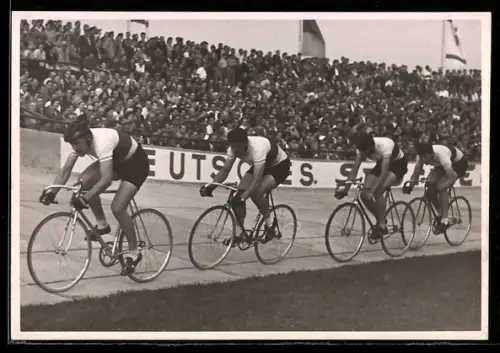 Foto-AK Radsportler bei einem Fahrradrennen im Stadion