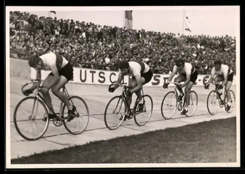 Foto-AK Radsportler bei einem Fahrradrennen im Stadion in Berlin