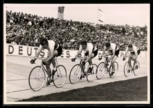 Foto-AK Radsportler bei einem Fahrradrennen im Stadion in Berlin