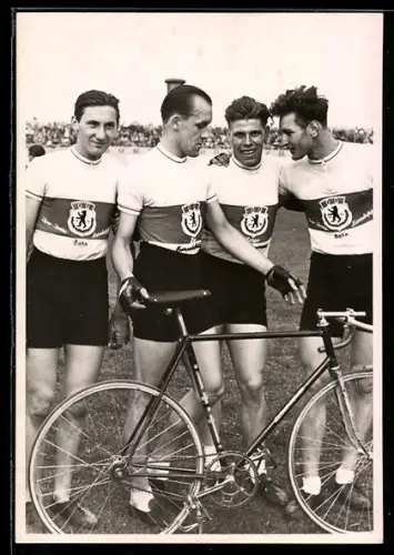 Foto-AK Radsportler mit Trikots Vierer-Vereins-Mannschaftsfahren, 2er und Einer, Berlin 1956