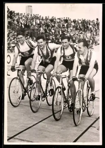 Foto-AK Radsportler nach einem Fahrradrennen im Stadion in Berlin