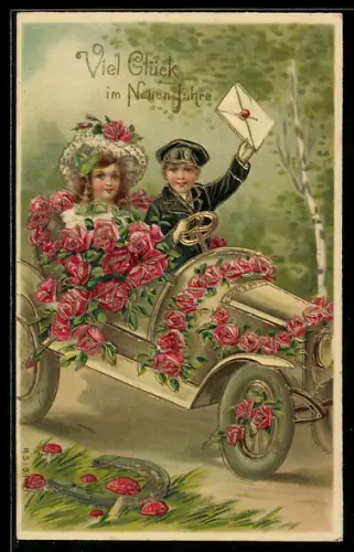 AK Blumengeschücktes Auto, Junge in Chauffeurkleidung und Mädchen in eleganter Kleidung