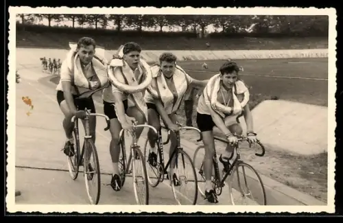 Foto-AK Radsportler mit Siegerkränzen nach einem Fahrradrennen