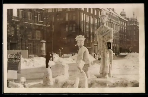 AK Berlin, Eisplastik: Jecke und grosser Mann mit Bibel am Gendarmenmarkt, Winter 1939-1940