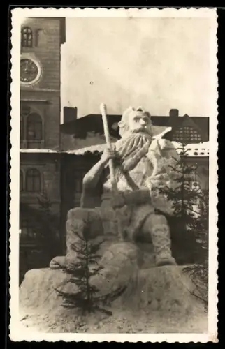 Foto-AK Eisplastik: Bärtiger Mann mit Besen