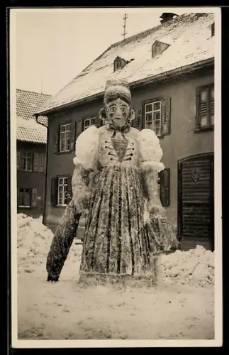 AK Eisplastik: Frau in Trachtenkleidung