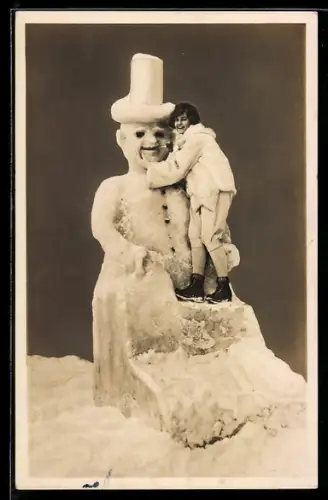 AK Eisplastik: Mann im Mantel mit Hut