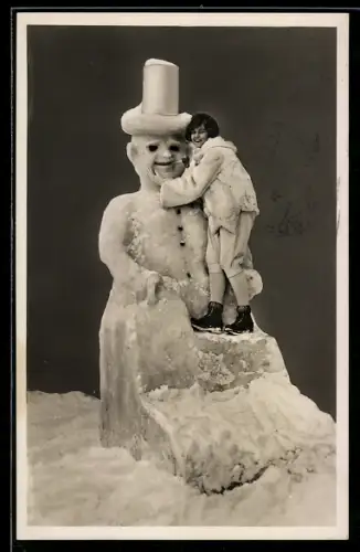 AK Eisplastik: Mann im Mantel mit Hut