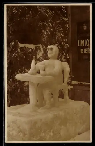 AK Eisplastik: Mann am Tisch trinkt Bier