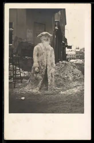 AK Eisplastik: Bärtiger Mann im Mantel