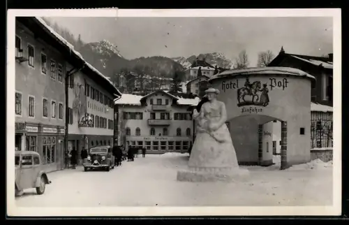 AK Einfahrt zum Hotel Post mit Eisplastik: Frau mit Kind