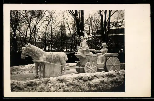 AK Eisplastik, Pferdekutsche mit Kutscher und Dame aus Eis