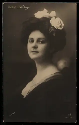 AK Schauspielerin Edith Whitney mit Rose im Haar