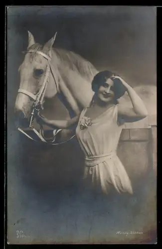 AK Lächelnde Dame und weisses Ross mit Zaumzeug