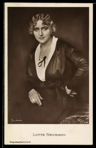AK Schauspielerin Lotte Neumann in schwarzweiss fotografiert