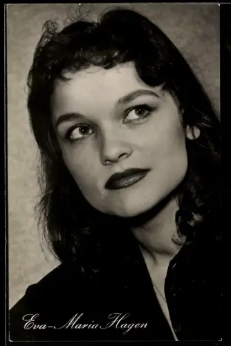 AK Schauspielerin Eva-Maria Hagen mit nachdenklichem Blick