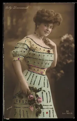 AK Betty Darmand, Portrait im Rüschenkleid, Glitter