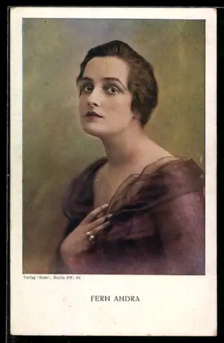 AK Schauspielerin Fern Andra blickt melancholisch