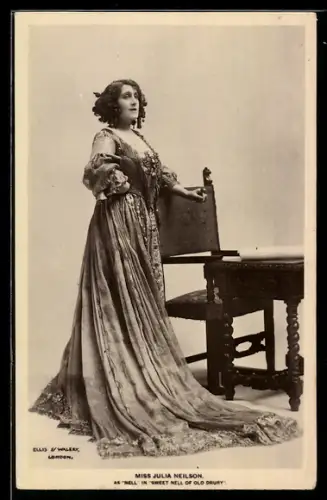 AK Schauspielerin Julia Neilson as Nell in Sweet Nell of old Drury