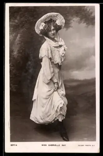 AK Schauspielerin Gabrielle Ray mit einem Landhut und Landkleid vor einem bemalten Hintergrund