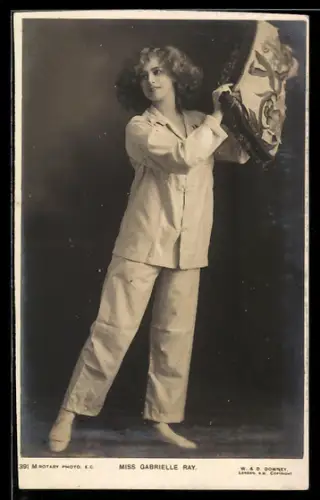 AK Gabrielle Ray im Schlafanzug mit Kissen