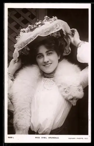 AK Sybil Arundale lächelt, Portrait