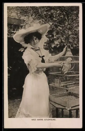 AK Marie Studholme mit Papagei im Käfig