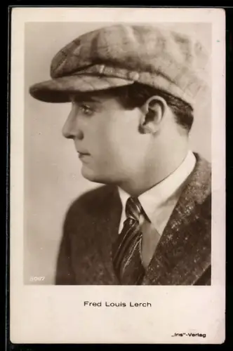 AK Schauspieler Fred Louis Lerch mit einer Schiebemütze