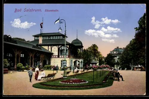 AK Bad Salzbrunn, Partie an der Elisenhalle mit Grünanlage