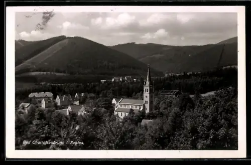 AK Bad Charlottenbrunn i. Schles., Teilansicht mit Kirche und Bergpanorama