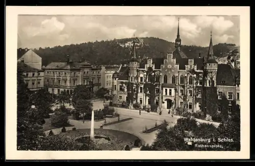 AK Waldenburg i. Schles., Partie am Rathausplatz aus der Vogelschau mit Brunnen
