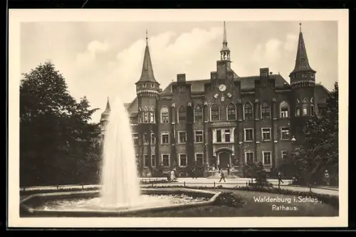 AK Waldenburg i. Schles, Partie am Rathaus mit Brunnen