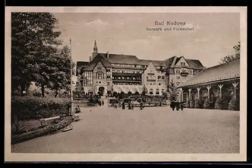 AK Bad Kudowa, Kurpark und Fürstenhof mit Grünanlagen
