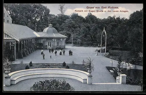 AK Bad Kudowa, Kurpark mit Eugen Quelle und den neuen Anlagen mit angrenzendem Waldstück