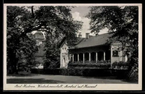 AK Bad Kudowa, Winterkuranstalt Moorbad mit Kursaal, Aussenansicht mit Gartenanlage