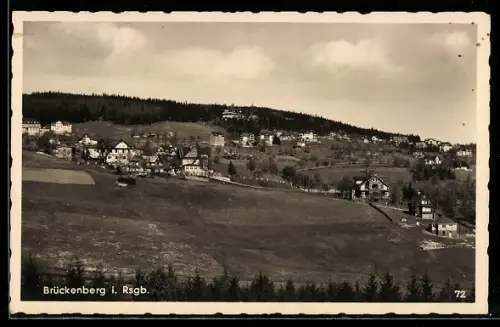 AK Brückenberg i. Rsgb., Totalansicht mit angrenzenden Wäldern