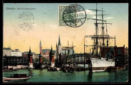 AK Stettin, Bahnhofsbrücken, Dreimastbark und Leichter im Hafen