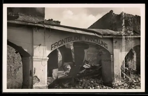 AK Staraja Russa, Zerstörte Bogengänge mit Frontbuch-Handlung