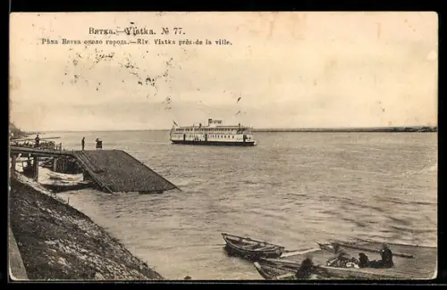 AK Wjatka, Ufer vom Fluss Wjaktka mit Passagierschiff nahe der Stadt