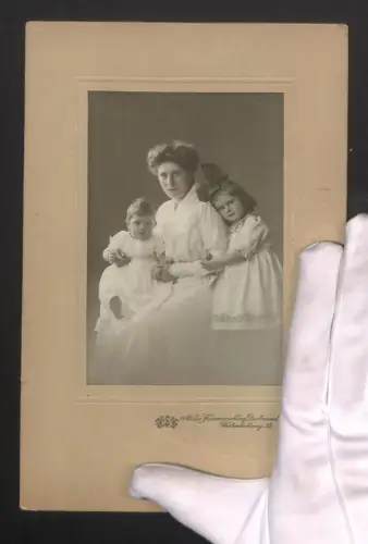 Fotografie Atelier Hammerschlag, Dortmund, Westenhellweg 52, Mutter mit Kleinkind und junger Tochter
