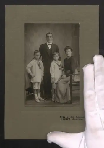 Fotografie Ruby, Aschersleben, Eltern mit Söhnen in Matrosenkleidung