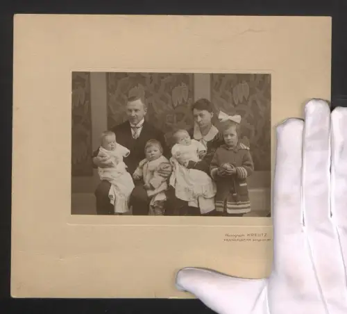 Fotografie Kreutz, Frankfurt am Main, Bergerstrape 47, Eltern mit vier kleinen Kindern, Mutterglück