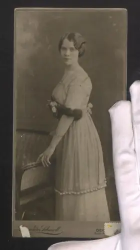 Fotografie Alexander Schmoll, Merlin, Belle-Alliancestrasse 91, Hübsche Frau im eleganten Kleid