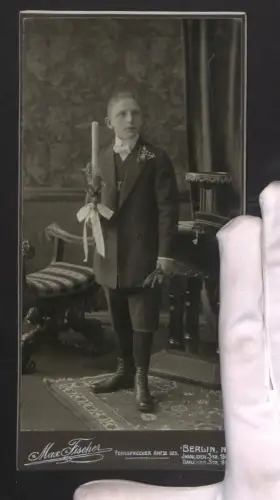 Fotografie Max Fischer, Berlin, Invaliden Str. 164, Junge in feiner Kleidung mit Kerze