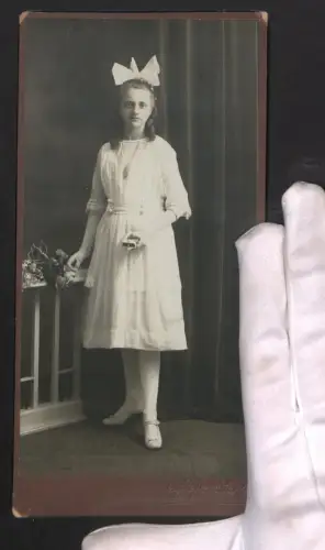 Fotografie Atelier Stern, Berlin, Turmstrasse 38, Mädchen mit Schleife im Haar im März 1922, Trockenstempel