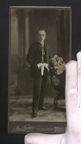 Fotografie Max Fischer, Berlin, Invaliden Strasse 164, Junge in feiner Kleidung mit Kerze